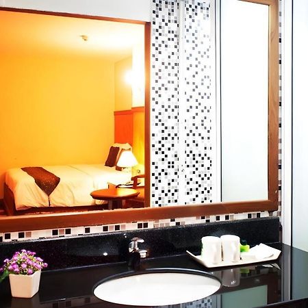 Nh Elegant Hotel Sakon Nakhon Exterior photo