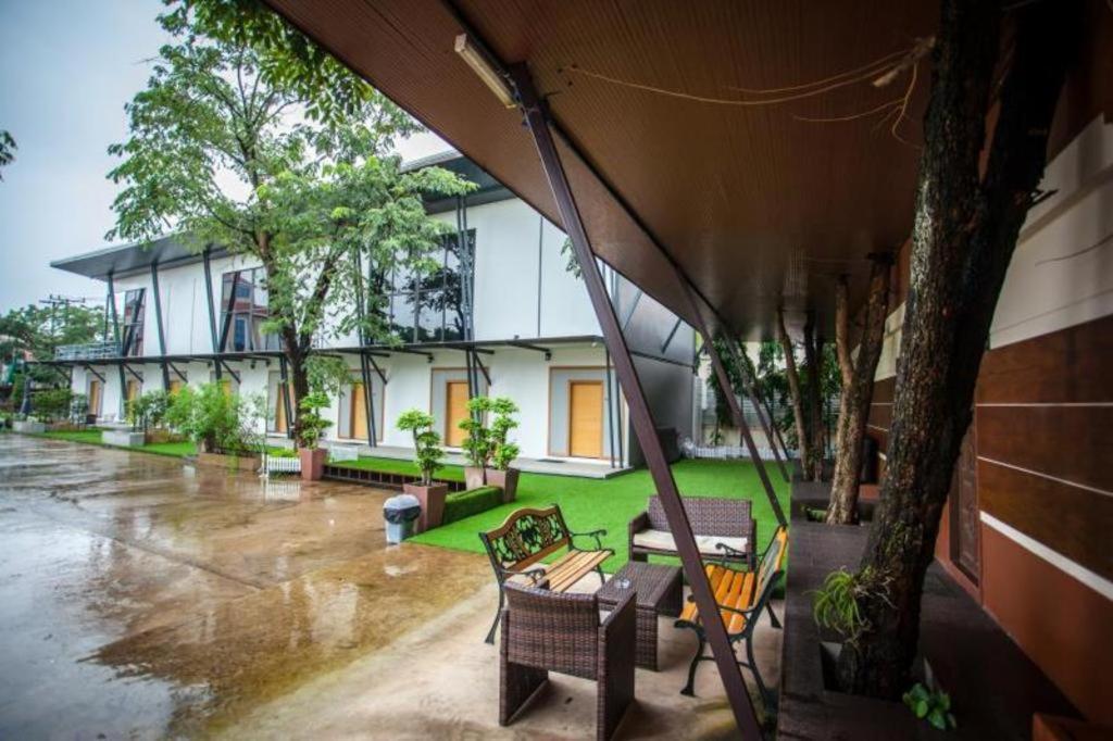 Nh Elegant Hotel Sakon Nakhon Exterior photo