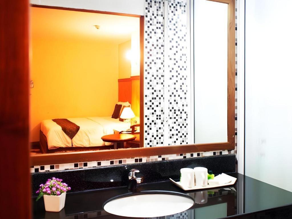 Nh Elegant Hotel Sakon Nakhon Exterior photo