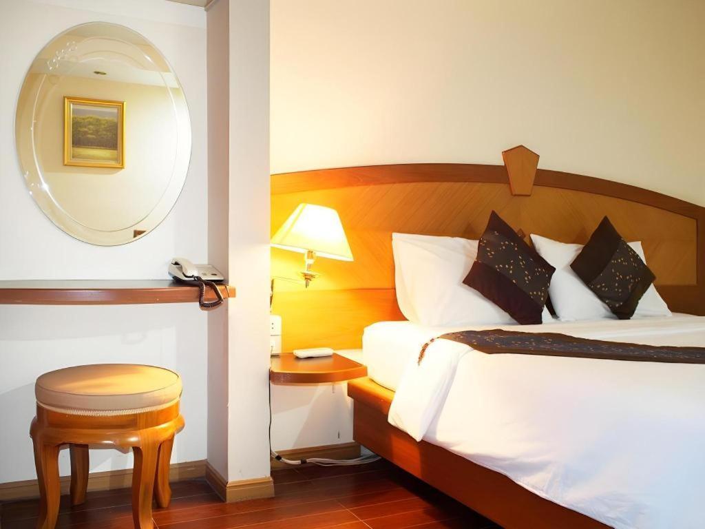 Nh Elegant Hotel Sakon Nakhon Exterior photo