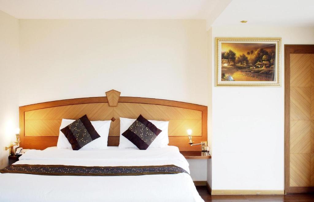 Nh Elegant Hotel Sakon Nakhon Exterior photo