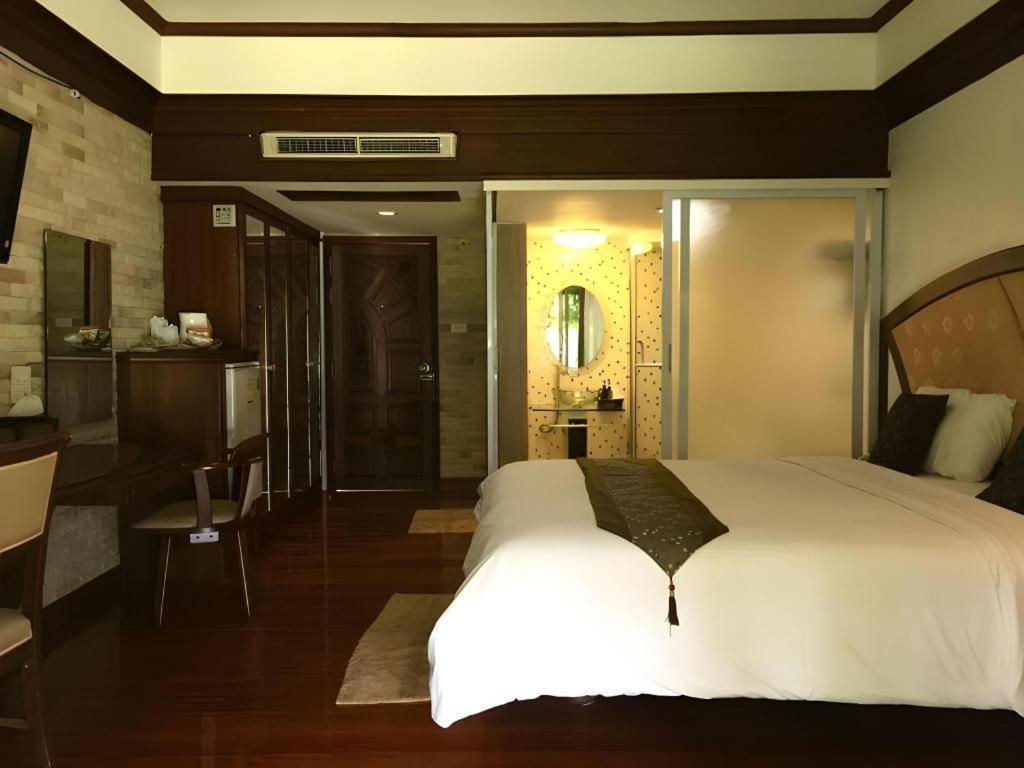 Nh Elegant Hotel Sakon Nakhon Exterior photo