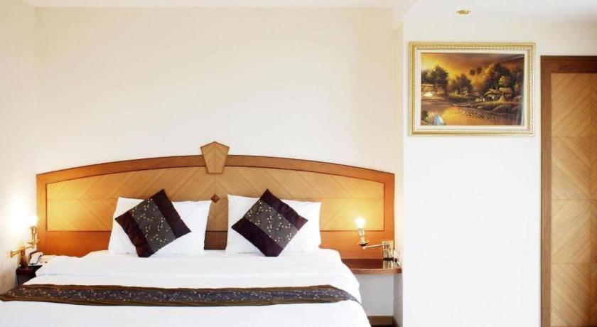 Nh Elegant Hotel Sakon Nakhon Exterior photo